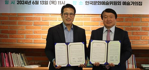 한국문화예술위원회-KBS N 업무협약 체결식(왼쪽부터 정병국 한국문화예술위원회 위원장, 이강덕 KBS N 대표)