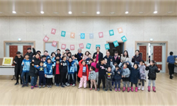 「문평의 사계」전시회에 온 문평초 학생 및 선생님
