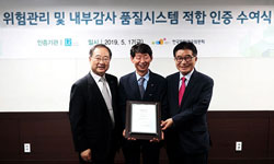 인증서 수여 사진