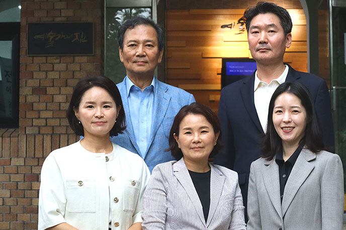 한국문화예술위원회 감사자문위원회 신규 위원 위촉 사진(위에서 왼쪽부터 김규헌 변호사, 김성범 상임감사 / 아래에서 왼쪽부터 박정연 노무사, 황수정 수석논설위원, 강전애 변호사)