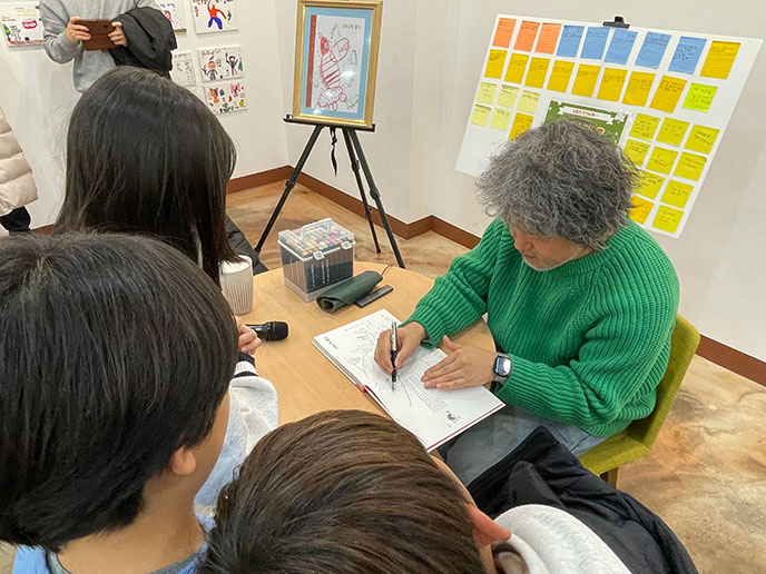 책 읽는 학교 북토크 현장 사진(빛가람초등학교 학생들이 17일 빛가람호수공원 배메산전망대 1층 전시실에서 책 읽는 학교 김중석 작가 북토크에 참여하고 있는 모습)